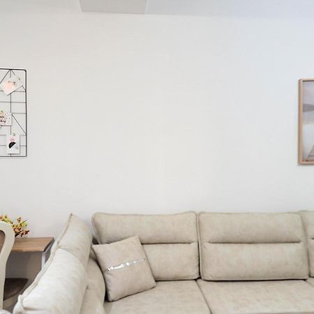 One-Bedroom Gem By The Square Tiranë Ngoại thất bức ảnh
