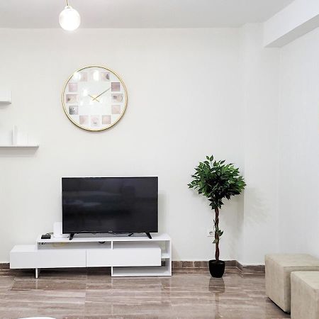 One-Bedroom Gem By The Square Tiranë Ngoại thất bức ảnh