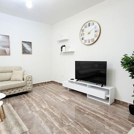 One-Bedroom Gem By The Square Tiranë Ngoại thất bức ảnh