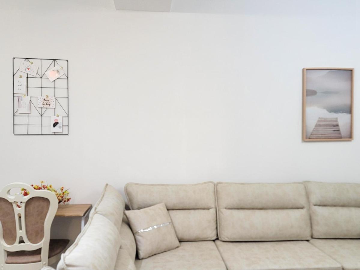 One-Bedroom Gem By The Square Tiranë Ngoại thất bức ảnh