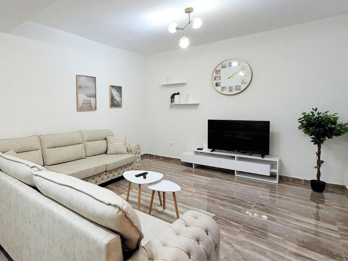 One-Bedroom Gem By The Square Tiranë Ngoại thất bức ảnh